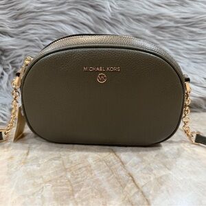 Michael Kors Jet Set Charm Small Pebbled
Leather Crossbody Bag. New with Tag